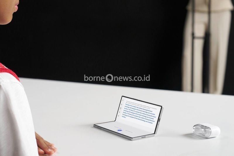 Ilustrasi pengguna menggunakan fitur Listening Mode dari Galaxy AI pada ponsel Samsung Galaxy Z Fold6. (ANTARA/HO-Samsung Electronics Indonesia)