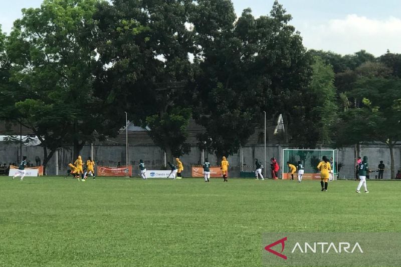 Tim hoki outdoor putri Sumatera Utara tampil maksimal usai mengalahkan Jawa Timur dalm laga penyisihan di Pekan Olahraga Nasional (PON) XXI Aceh-Sumut XXI-2024 di Lapangan Universitas Negeri Medan, Selasa (ANTARA/Anggi Luthfi Panggabean)