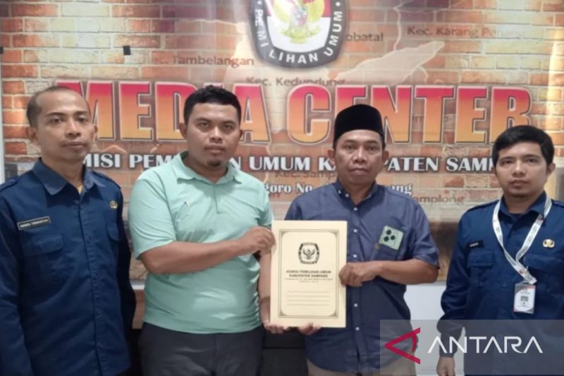 KPU Sampang menerima berkas perbaikan salah satu pasangan calon bupati dan wakil bupati untuk Pilkada Serentak 2024. ANTARA/HO-KPU Sampang