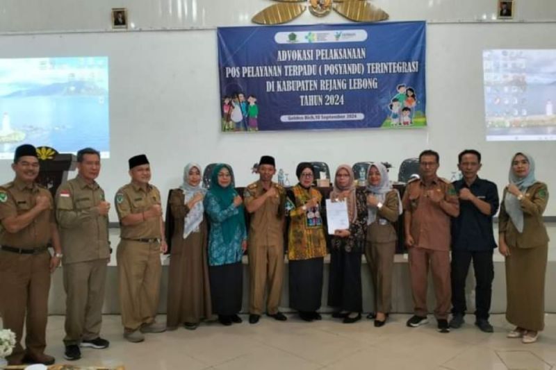 Ketua TP-PKK Rejang Lebong Ny Hartini Syamsul Effendi (tengah) berfoto bersama dengan peserta advokasi posyandu terintegrasi. (ANTARA/HO-Diskominfo Rejang Lebong)
