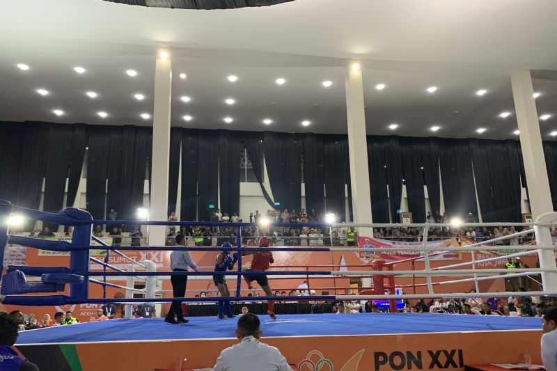 Atlet Jawa Tengah Irvan Aji Maulana (merah) bertanding melawan atlet Jawa Barat Indra Surya Onggeng di partai final elite 63,5kg putra PON Aceh-Sumut di Bale Meuseuraya Aceh, Selasa malam
