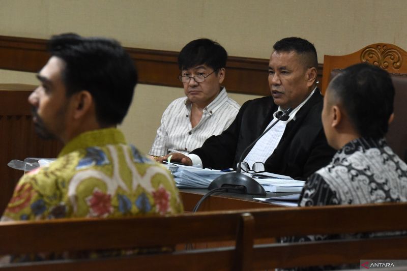 Terdakwa kasus korupsi rekayasa transaksi emas Antam Budi Said (kedua kiri) mengikuti sidang lanjutan dengan agenda pemeriksaan saksi di Pengadilan Tipikor, Jakarta Pusat, Selasa (10/9/2024). Dalam sidang terhadap pengusaha asal Surabaya itu, JPU menghadirkan dua orang saksi yakni Corporate Secretary Divisi Head PT Antam Syarif Faisal Alkadrie dan karyawan PT Antam Tomy Ramadhani Putra. ANTARA FOTO/Indrianto Eko Suwarso/YU
