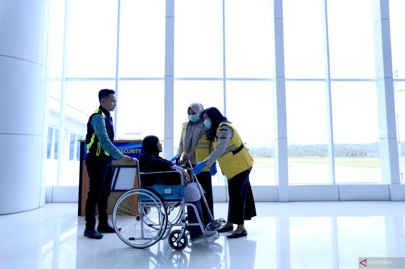 Pemindaian Suhu Penumpang di Bandara Djalaluddin, Antisipasi Mpox