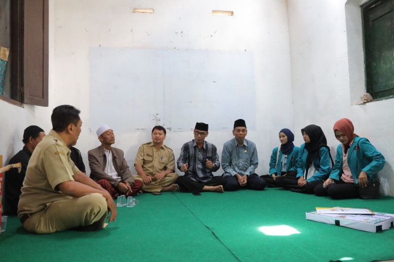 Perwakilan dari Baznas Kota Kediri memberikan bantuan untuk keluarga korban pembunuhan yang diduga dilakukan seorang ibu pada dua anak kandungnya di Kediri, Jawa Timur. (ANTARA/HO-Pemkot Kediri)