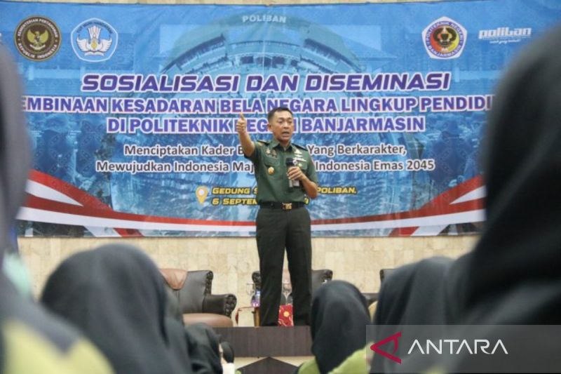 Kolonel Arm Wahyu Jati Purnawan yang menjabat Analisis Madya Bid Sosbud Dit Bela Negara Ditjen Pothan Kemenhan RI saat menjadi narasumber pada kegiatan sosialisasi dan destinasi bela negara yang dihadiri ribuan mahasiswa Poliban di Banjarmasin, Selasa (10/9/2024). (ANTARA/HO-POLIBAN)