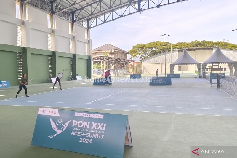 Para atlet soft tenis yang akan bertanding pada Rabu (11/9) tengah berlatih di Lapangan Soft Tenis Mapolda Aceh, Banda Aceh, Selasa (10/9/2024). ANTARA/Nadia Putri Rahmani