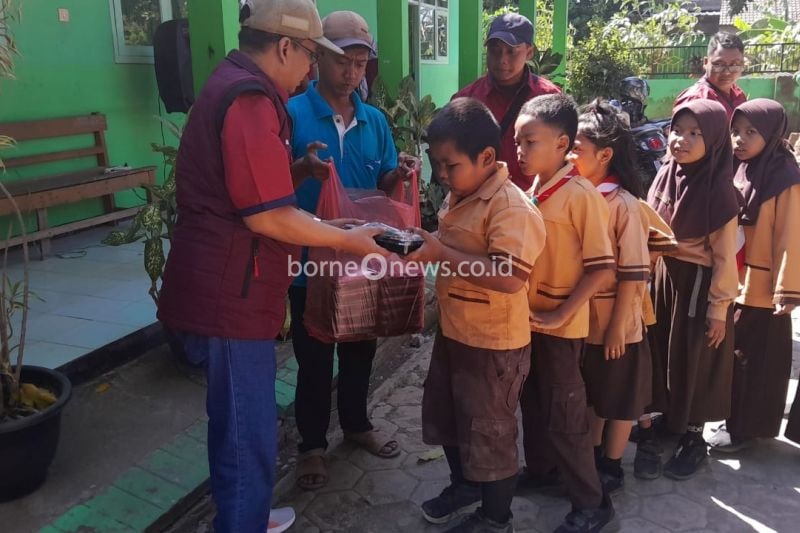 Relawan Gemparr Bagikan Makan Siang Gratis untuk Pelajar SD di Nganjuk