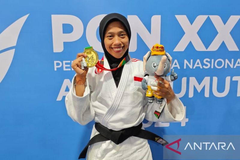 Judoka kontingen Jakarta Shifa Aulia medali emas yang diperoleh di nomor -45 kilogram putri Pekan Olahraga Nasional (PON) Aceh-Sumatera Utara 2024 usai memenangkan laga final di Gelanggang Mahasiswa Universitas Syiah Kuala (USK), Banda Aceh pada Selasa (10/9/2024). (ANTARA/Farhan Arda Nugraha)