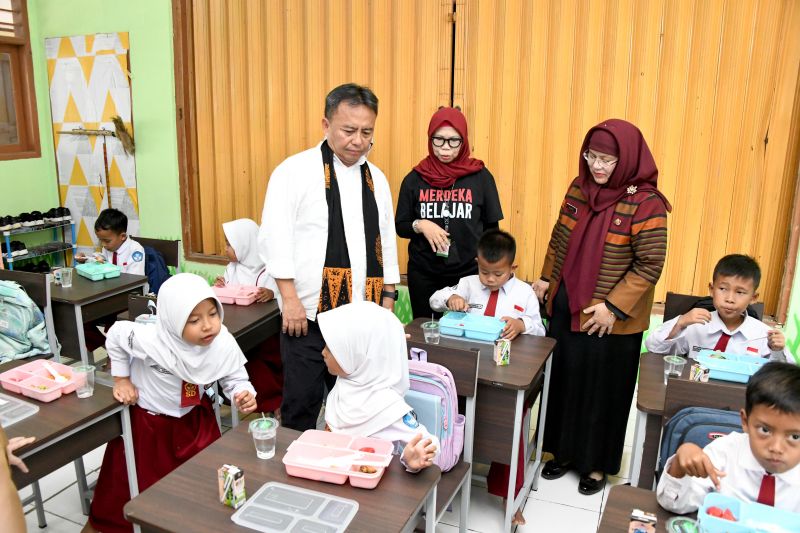 Sekda Jabar Herman Suryatman didampingi pimpinan OPD seperti Dinas Kesehatan dan Dinas Ketahanan Pangan dan Peternakan Jabar serta jajaran Pemkab Sumedang meninjau uji coba Program Makanan Bergizi di SD Negeri Pamoyanan Jatigede, Kabupaten Sumedang, Jawa Barat, Selasa (10/9/2024). (ANTARA/HO Pemprov Jabar)