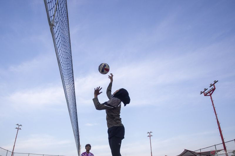 Atlet voli pasir putri Jawa Barat Novi Riani melakukan smes saat latihan di Sport Center, Indramayu, Jawa Barat, Senin (1/7/2024). Tim voli pasir Jawa Barat melakukan pemusatan latihan secara intensif menjelang PON XXI Aceh - Sumut 2024. ANTARA FOTO/Dedhez Anggara/Y