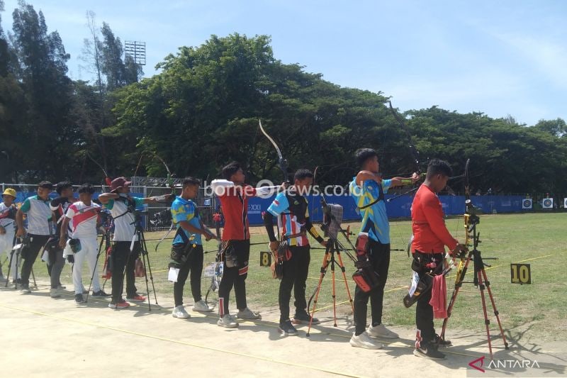 Atlet panahan Bali RM Gusti Fazli Kertinegoro (empat dari kanan) bersiap memanah pada babak kualifikasi nomor recurve putra di lapangan panahan Stadion Harapan Bangsa, Banda Aceh, Selasa (10/9/2024) ANTARA/Dewa Ketut Sudiarta Wiguna