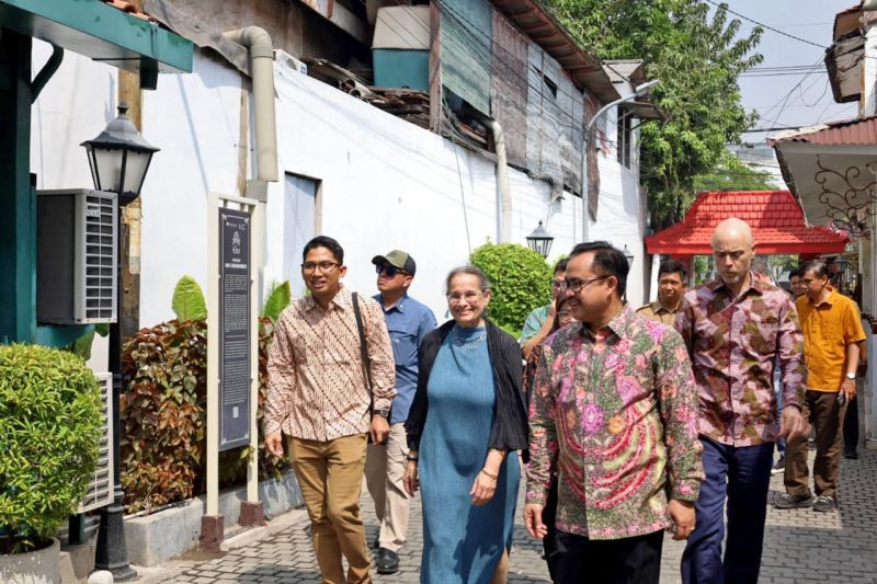 Sekda Kota Surabaya, Ikhsan saat menyambut kedatangan Dubes AS. (ANTARA/Pemkot Surabaya)