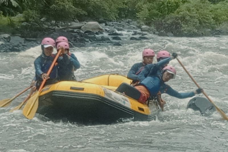 Atlet arung jeram Sumatera Utara yang dipersiapkan menghadapi Pekan Olahraga Nasional (PON) XXI/2024 Sumut-Aceh fokus pada peningkatan teknik dan fisik dengan langsung berlatih di Sungai Alas dan Sungai Mamas, Aceh Tenggara, Aceh. (ANTARA/HO)