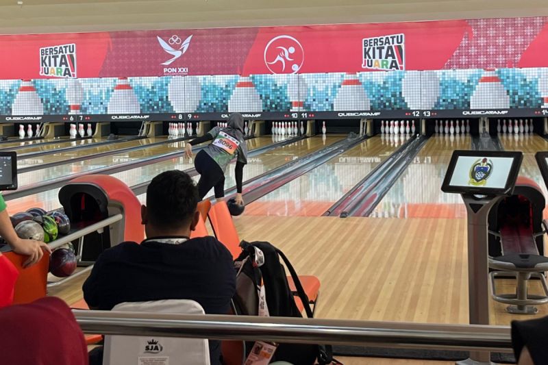 Peboling dari tim tuan rumah Sumatera Utara, Aldila Indryati, melempar bola dalam babak penyisihan nomor ganda putri PON XXI Aceh-Sumatera Utara 2024 di GOR Bowling Hj Rayati Syafrin Kabupaten Deli Serdang, Sumatera Utara, Selasa (10/9/2024). ANTARA/HO-PB PON XXI Wilayah Sumut