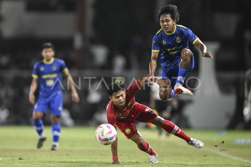 Pesepak bola Aceh Hercules (tengah) berebut bola dengan pesepak bola Jawa Barat Hendri Gunawan (kanan) pada pertandingan penyisihan grup A PON XXI Aceh-Sumut 2024 di Stadion H Dimurthala, Banda Aceh, Aceh, Selasa (10/9/2024). (ANTARA FOTO/Aprillio Akbar/aww)