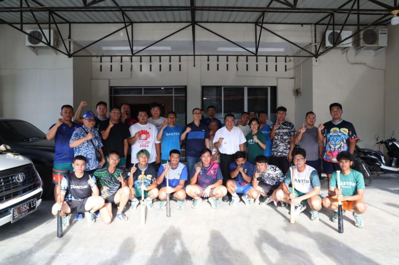 Penjabat Gubernur Banten Al Muktabar mengunjungi para atlet cabor baseball yang bertanding di PON XXI Banda Aceh, Selasa (10/9/2024). (Antara/HO-Pemprov Banten)