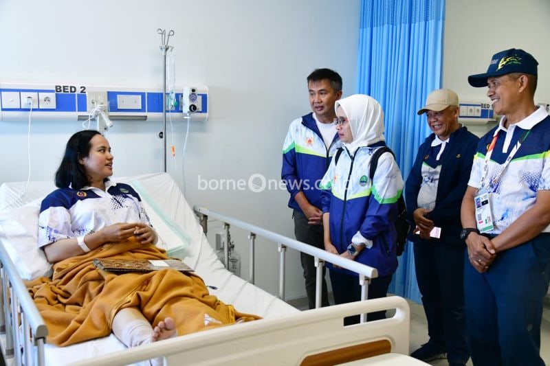 Pj Gubernur Jabar Bey Machmudin bersama istri menjenguk atlet terjun payung Jabar Yazella Agustin yang mengalami cedera karena kecelakaan di ajang PON XXI Aceh-Sumut di RSUD Zaenul Abidin, Kota Banda Aceh, Selasa (10/9/2024). ANTARA/HO-Pemprov Jabar