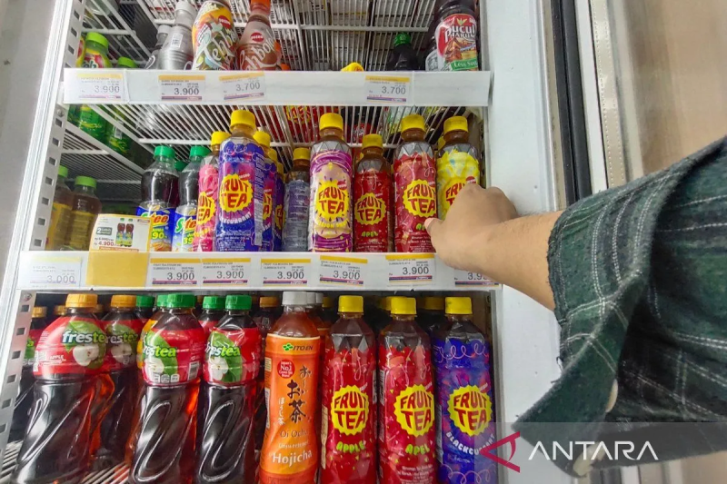 Warga memilih produk minuman berpemanis di minimarket kawasan Kuningan, Jakarta, Senin (11/12/2023). ANTARA/Bayu Pratama S