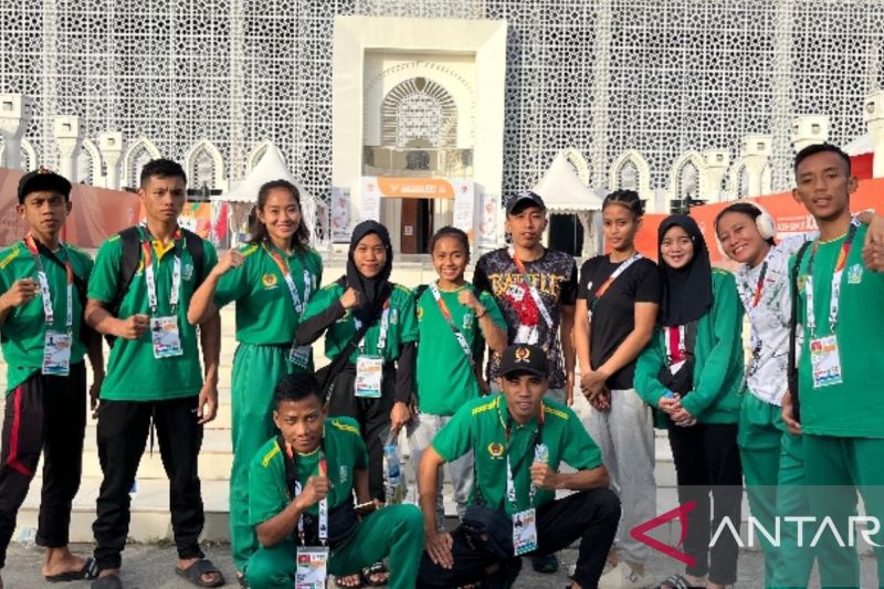 Atlet muaythai Jawa Timur yang berlaga di Pekan Olahraga Nasional (PON) XXI Aceh-Sumut 2024 di Bale Meuseuraya Aceh (BMA) Kota Banda Aceh.ANTARA/Mario Sofia Nasution