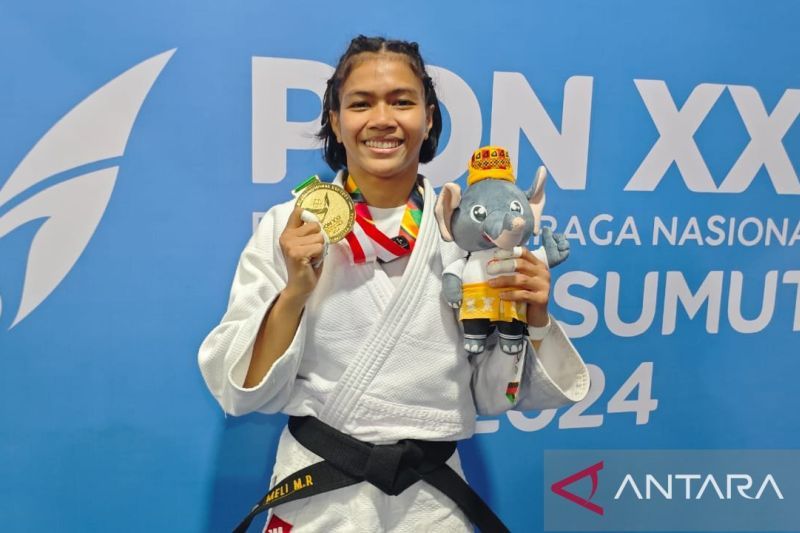 Atlet judo dari tim Jakarta Meli Marta Rosita memperoleh medali emas judo nomor -48 kilogram putri Pekan Olahraga Nasional (PON) XXI Aceh-Sumatera Utara 2024 usai memenangkan laga final di di Gelanggang Mahasiswa Universitas Syiah Kuala (USK), Banda Aceh pada Selasa (10/9/2024). (ANTARA/Farhan Arda Nugraha)