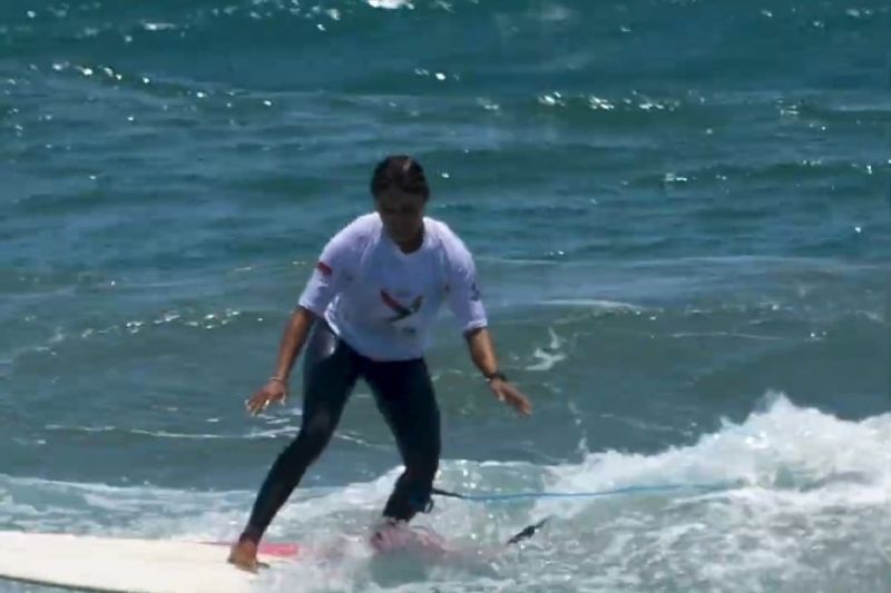 Atlet selancar ombak menunjukkan kemampuannya dalam pertandingan selancar ombak PON XXI Aceh-Sumut 2024 di Pantai Riting, Kecamatan Lhoknga, Kabupaten Aceh Besar (ANTARA/ HO-TD Selancar Ombak)