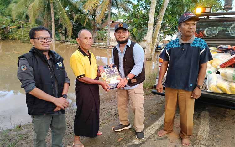Ketua KNPI Barito Timur Bantu Warga Terdampak Banjir di Kecamatan Raren Batuah