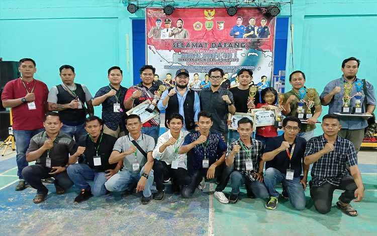Ketua Perbakin Barito Timur Serahkan Hadiah ke Pemenang Kejuaraan Menembak Karang Taruna Cup I