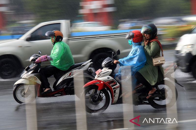 Sejumlah pengendara motor melintas saat hujan mengguyur di Pontianak, Kalimantan Barat, Rabu (8/5/2024). ANTARA FOTO/Jessica Wuysang/nym.