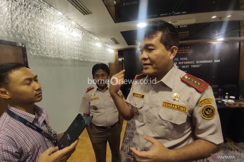 Kepala Badan Karantina Indonesia (Barantin) Sahat M. Panggabean menjawab pertanyaan wartawan di Jakarta, Senin (9/9/2024). ANTARA/M Riezko Bima Elko Prasetyo