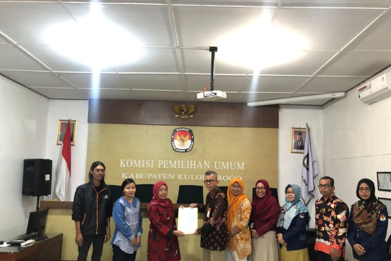 KPU Kulon Progo-LKiS menandatangani kerja sama sukseskan Pilkada 2024. (ANTARA/HO-Dokumen KPU Kulon Progo)