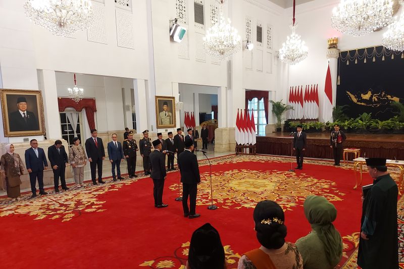 Presiden Jokowi melantik Irjen Pol. Eddy Hartono sebagai Kepala Badan Nasional Penanggulangan Terorisme (BNPT) di Istana Negara Jakarta, Rabu (11/9/2024). (ANTARA/Andi Firdaus)