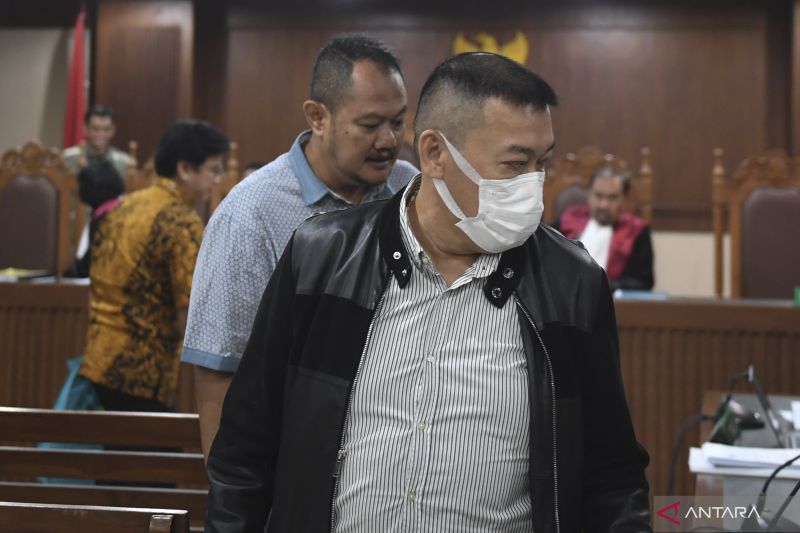 Terdakwa kasus dugaan korupsi pengadaan tanah di Munjul, Kelurahan Pondok Ranggon, Kecamatan Cipayung, Jakarta Timur tahun 2019 Yoory Corneles Pinotoan (kiri), Tommy Andrian (tengah), dan Rudy Hartono (kanan) mengikuti sidang lanjutan di Pengadilan Tipikor Jakarta, Senin (15/1/2024). ANTARA FOTO/Muhammad Adimaja/rwa.