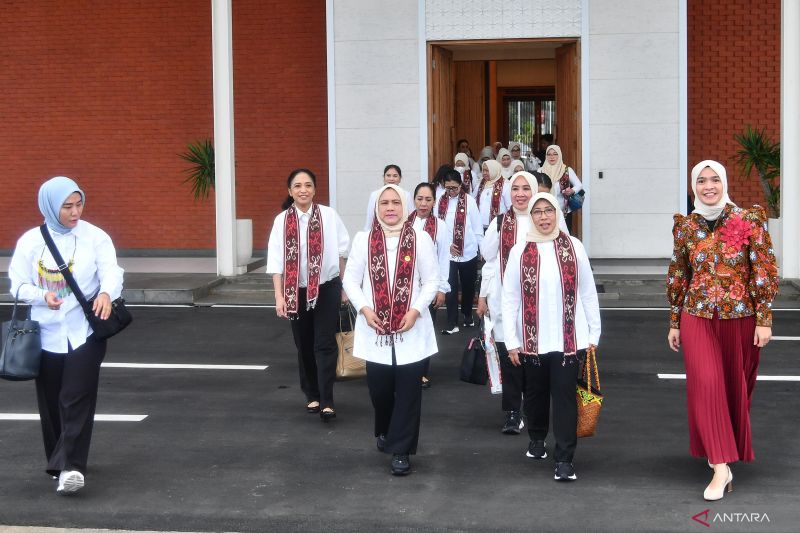 Iriana Joko Widodo Tinjau Kerajinan dan Kegiatan di IKN