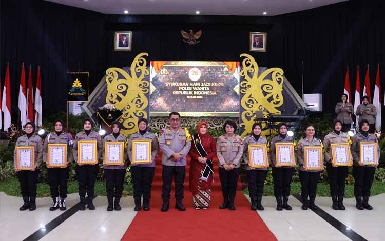 Kapolda Kalteng Berikan Penghargaan kepada 10 Polwan Berprestasi