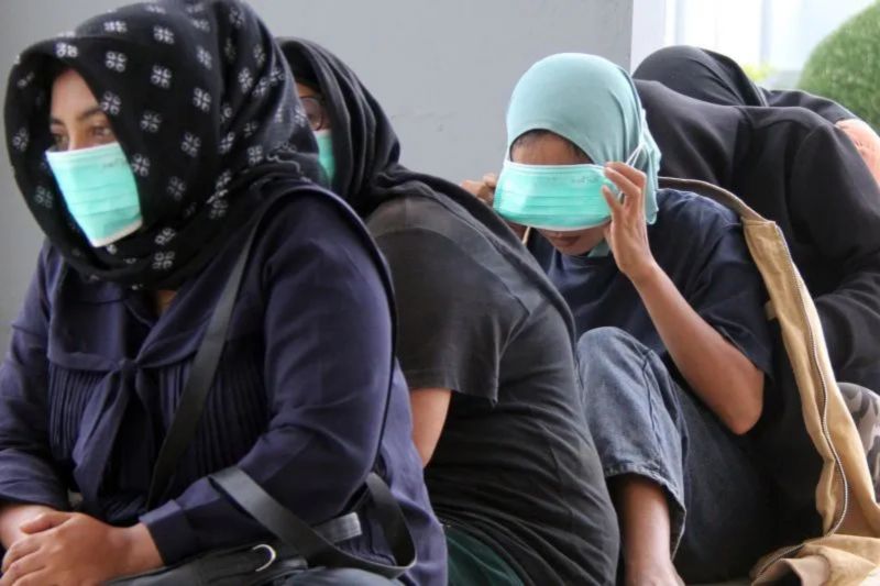 Ilustrasi - Sejumlah wanita calon pekerja migran Indonesia diamankan di Markas Pangkalan TNI AL Dumai, Kota Dumai, Riau, Rabu (17/1/2024). TNI AL Dumai berhasil mengamankan 16 orang calon pekerja migran Indonesia dari Sulsel, Jabar, Aceh, Sumut, Sumbar, dan Riau di hutan Pantai Sepahat, Bengkalis yang akan diselundupkan ke Malaysia. ANTARA FOTO/Aswaddy Hamid/Spt.