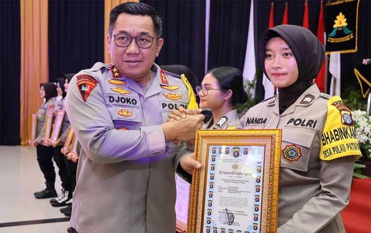 Bhabinkamtibmas Desa Pulau Patai Raih Penghargaan dari Kapolda Kalteng
