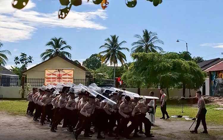 Anggota Ditsamapta Polda Kalteng saat melakukan kegiatan latihan dalmas (Foto : Ditsamapta Polda Kalteng)