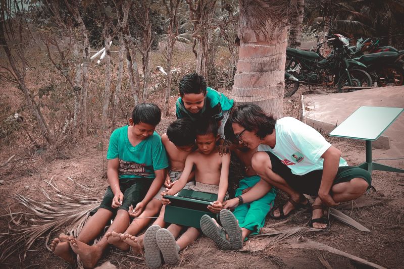 Personel tim IDC membimbing anak-anak Desa Way Haru menggunakan internet. ANTARA/HO/IDC