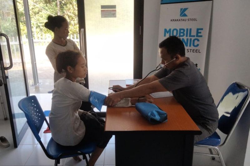 Arsip - Tenaga medis di poskesdes Saung Sehat Badui Cijahe Kecamatan Cirinten, Kabupaten Lebak tengah memeriksa kesehatan masyarakat Badui. ANTARA/HO-SRI