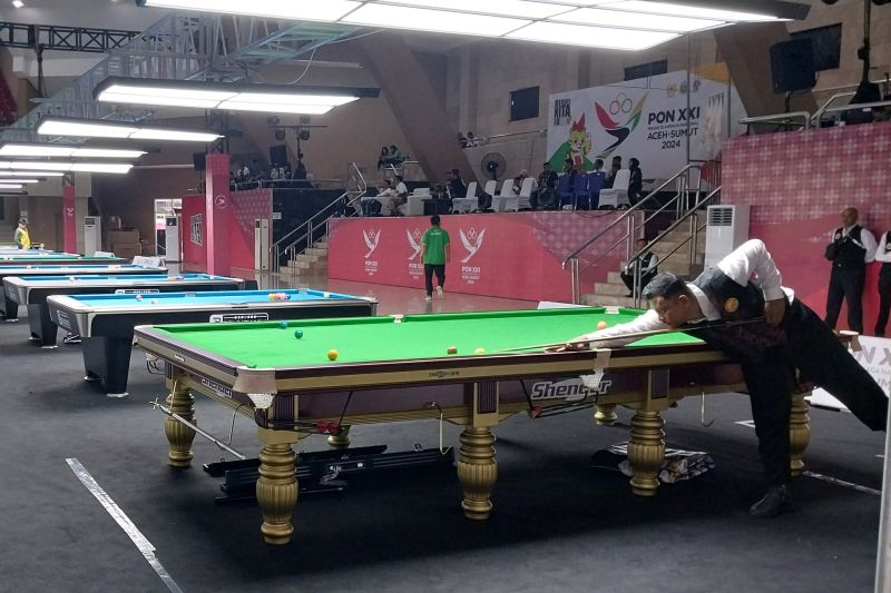 Pebiliar dari tim Bali I Kadek Sugiarto berlaga dalam babak perempat final nomor snooker 15 reds double di Pardede Hall, Medan, Rabu (11/9/2024). Suarto bersama rekannya I Putu Edi Irawan berhasil memenangkan laga melawan wakil Jawa Tengah Ricky Yang/Yoni R dengan skor 2-1, sekaligus untuk melangkah ke babak semi final. (ANTARA/Aloysius Lewokeda)