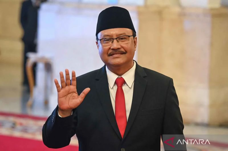 Sekjen PBNU Saifullah Yusuf melambaikan tangan ke arah wartawan sebelum dilantik menjadi Menteri Sosial oleh Presiden Joko Widodo di Istana Negara, Jakarta, Rabu (11/9/2024). ANTARA FOTO/Sigid Kurniawan/YU