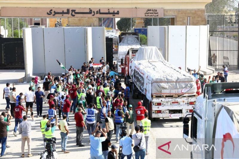 Arsip - Truk-truk pengangkut bantuan kemanusiaan memasuki Gaza dari titik penyeberangan pada perbatasan Gaza-Mesir di Rafah, Mesir, Sabtu (21/10/2023). ANTARA/Xinhua/Ahmed Gomaa/tm/am.