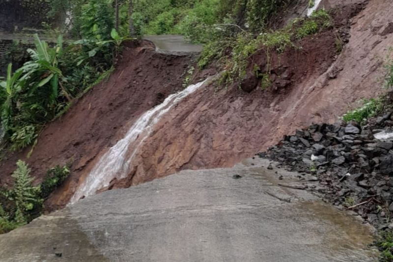 Jalan di Selatan Garut Terputus akibat Longsor Parah