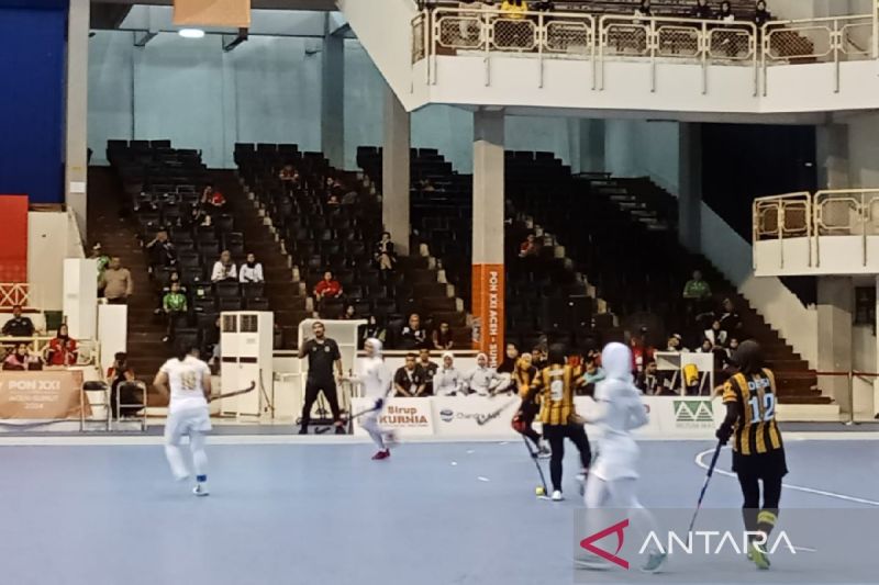 Tim hoki indoor putri Jawa Barat meraih medali emas setelah membungkam Jawa Tengah 7-4 dalam laga perebutan peringkat pertama di Pekan Olahraga Nasional (PON) XXI-2024 di Gedung Serba Guna Unimed, Kota Medan, Rabu (ANTARA/Anggi Luthfi Panggabean)