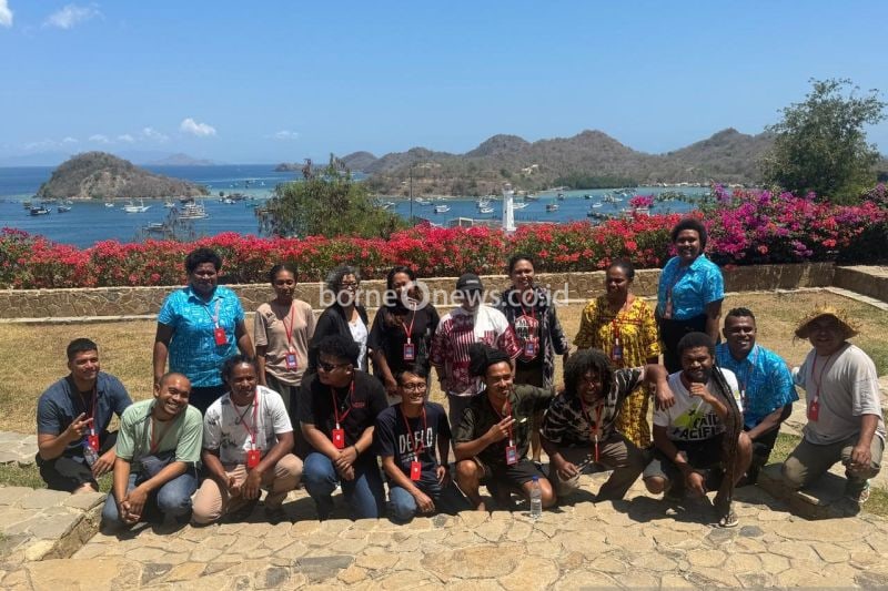 Peserta dari Indonesia dan negara-negara Melanesia, yaitu Fiji, Vanuatu, Nauru dan Kaledonia Baru, berfoto bersama dengan Direktur Diplomasi Publik Kementerian Luar Negeri Ani Nigeriawati (baris pertama, tengah memakai topi) di Puncak Waringin, Labuan Bajo, Manggarai Barat, Nusa Tenggara Timur (NTT), Rabu (11/9/2024). (ANTARA/Cindy Frishanti)