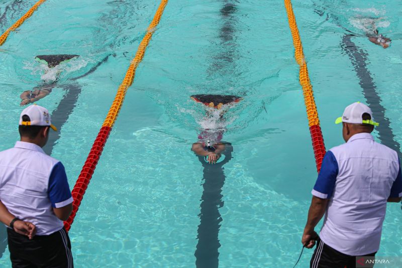 Atlet Jawa Timur Andhini Muthia Maulida (tengah) mengikuti laga babak penyisihan selam kolam nomor women 400 meter surface ajang PON XXI Aceh-Sumut di Kolam Tirta Raya, Banda Aceh, Rabu (11/9/2024). (ANTARA/Khalis Surry)
