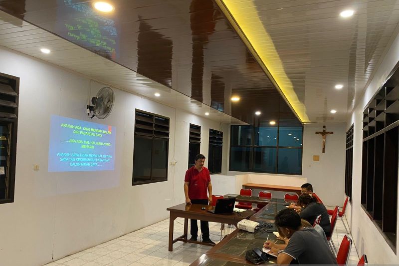 Penyuluh Agama Katolik Kementerian Agama (Kemenag) Manado Richard Lumi saat memberikan pembinaan nikah pada calon pengantin, di Manado, Rabu (11/9/2024). ANTARA/HO-Kemenag Manado.