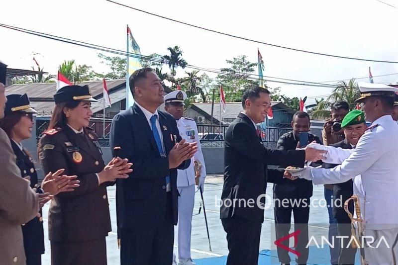 Pj Bupati Mimika Valentinus Sudarjanto Sumito saat menghadiri HUT ke-79 TNI AL di Markas Komando Lanal Timika. ANTARA/Agustina Estevani Janggo