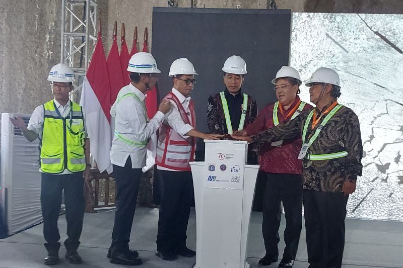 Duta Besar Jepang untuk Indonesia Masaki Yasushi (dua dari kanan) saat mendampingi Presiden Joko Widodo di agenda pencanangan MRT Lin Timur-Barat di Stasiun MRT Thamrin Jakarta Pusat, Rabu (11/9/2024). ANTARA/Andi Firdaus