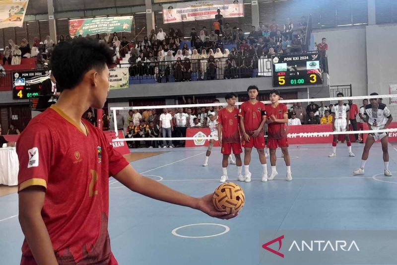 Atlet Jawa Tengah bersiap melakukan servis pada pertandingan nomor perorangan kuadran cabang olahraga sepak takraw PON XXI Aceh-Sumut di Gedung Idi Sport Center, Idi, Kabupaten Aceh Timur, Rabu (11/9/2024). ANTARA/M Haris SA